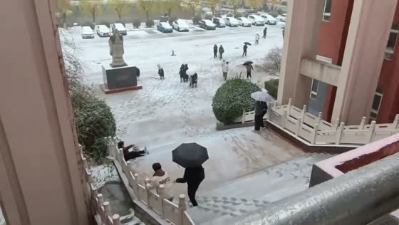 Man slips on snow-covered stairs in Henan, China