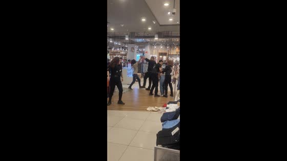 Shoplifting confrontation inside mall in Santiago, Chile