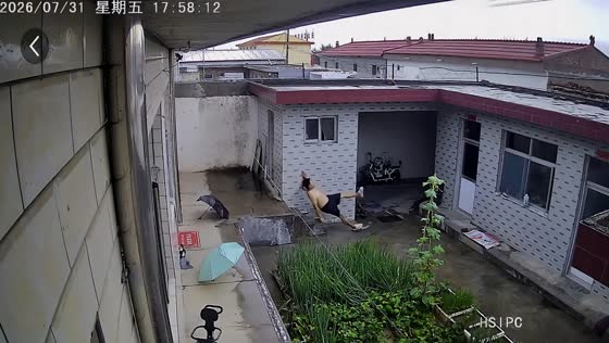 Man slips and falls on wet outdoor stairs in Shanxi, China