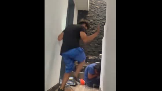 People scream and run while searching for mouse in house in Puebla
