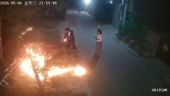 Grass fire spreads through residential vacant lot in Shandong, China