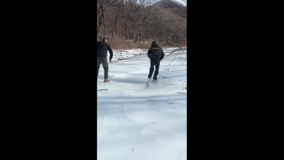 Close call on icy lake in Liaoning, China