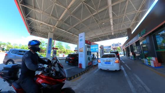 Car drives off while refueling, breaking nozzle at gas station in Hunan, China
