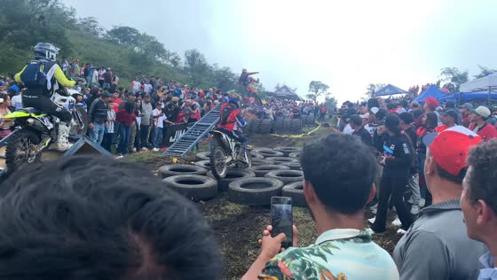Rider loses control and crashes near audience at Pacayazo event in San Vicente Pacaya, Guatemala