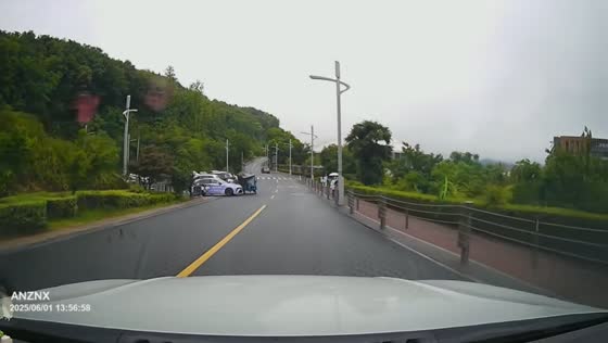 Dashcam captures tricycle veering to avoid vehicle in Shanghai, China