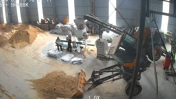 Loader truck overturns due to heavy sand load in Shanxi Province factory
