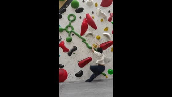 Rock climber fails during attempted ascent in Hubei, China