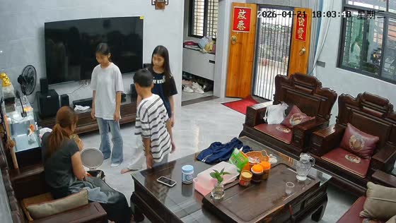 Family helps woman during choking incident in Guangdong, China