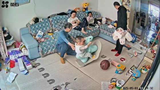 Baby tips over in rocker but caught by grandma in Heilongjiang, China
