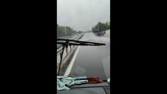 Car wiper malfunctions on soaked road in Shandong, China
