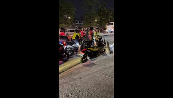 Road rage turns violent between motorcycle rider and woman in Quezon City, Philippines