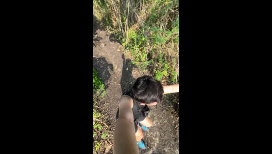 Hiker narrowly avoids fall while trekking in Cebu, Philippines