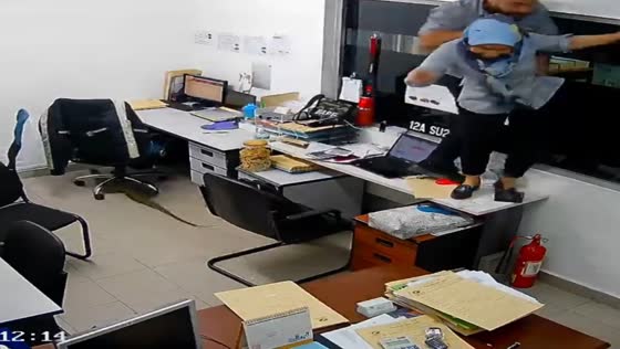 Lizard's unexpected intrusion into the office that scared all employees in Kuala Lumpur, Malaysia
