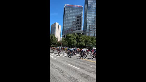 Large-scale crash disrupts opening stage of Tour of Guangxi 2025 in Fangchenggang, China