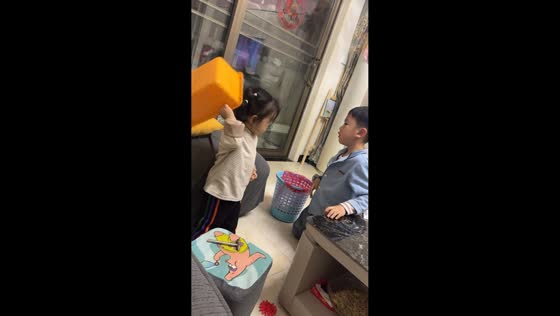 Trash falls on boy during playful argument with sibling in Shandong, China