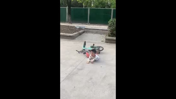 Bicycle drifting mishap: younger brother's daring stunt ends in tears