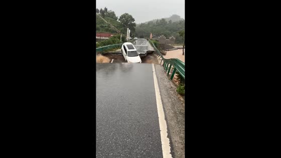 SUV swept into floodwaters after bridge collapse in Xiong'an, Hebei, China