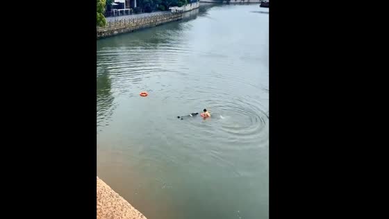 Two heroes save drowning man in Suzhou, China