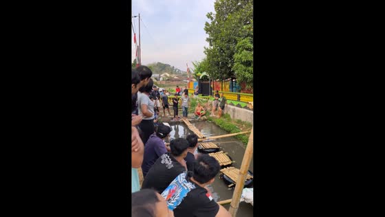Man falls into water during obstacle challenge in Temanggung, Indonesia