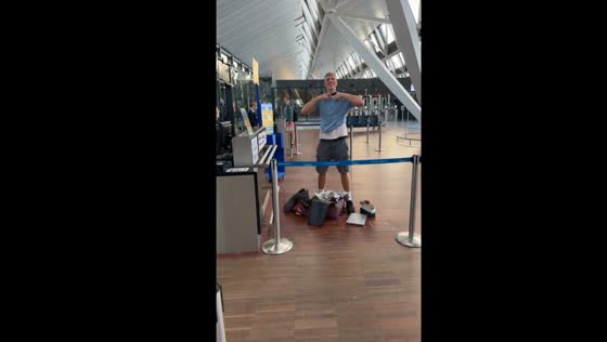Ryanair passenger presses up to avoid 50 Euro luggage fee