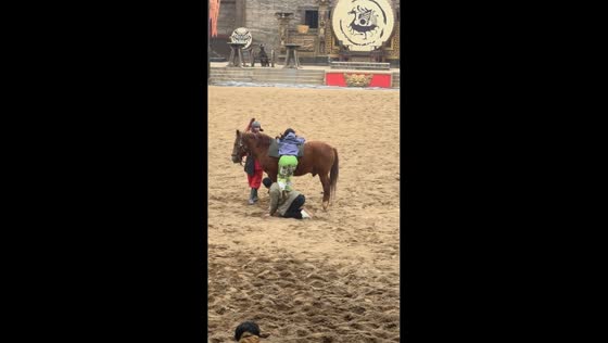 Woman falls while attempting horseback in Henan, China