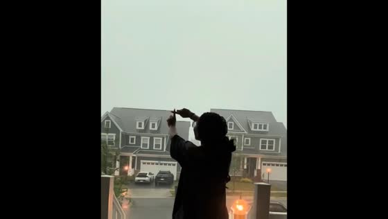 Woman’s playful gesture elicits thunder response during storm in Virginia, USA