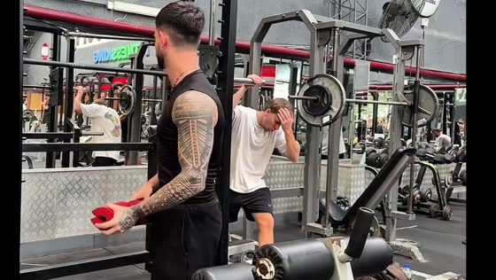 Person hits head on gym equipment in Buenos Aires gym