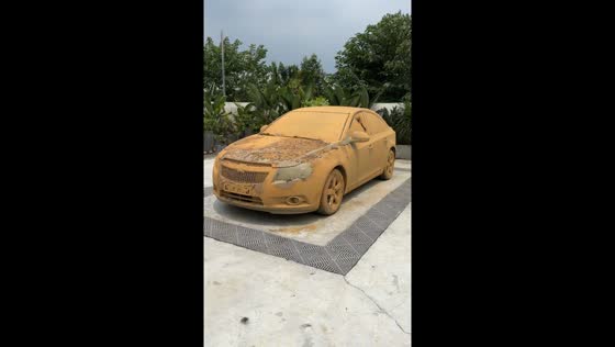 Person restores muddy car bought for 2,000 Yuan in Sichuan, China