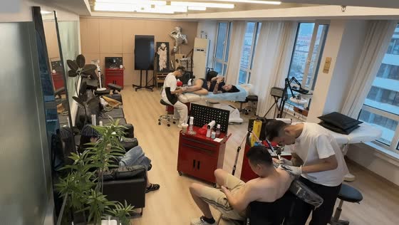 Tattoo artist sent flying by startled client in Shandong, China