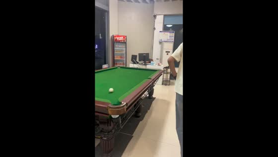 Cue stick hits monitor after successful shot in Zhejiang, China