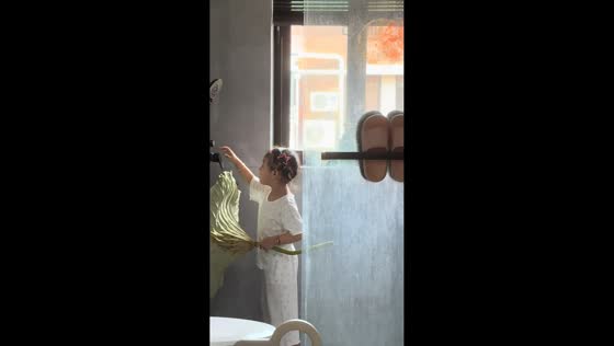 Girl gets soaked after shower prank with lotus leaf in Zhejiang, China