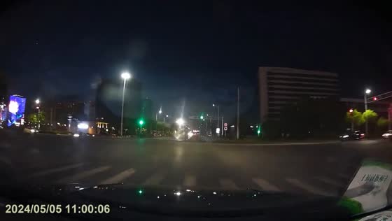 Driver avoids pedestrian and near collision in Anhui, China
