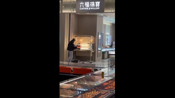 Man destroys jewelry store display case in Hangzhou robbery