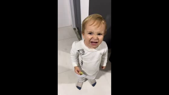 Child hilariously reacts to sour lime in Rio das Ostras, Brazil