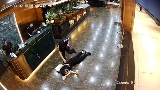 Restaurant worker slips and falls during busy service in Hunan, China