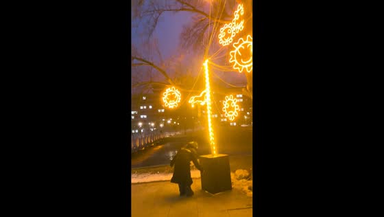 Hand-cranked glowing tree lights up in Heilongjiang, China