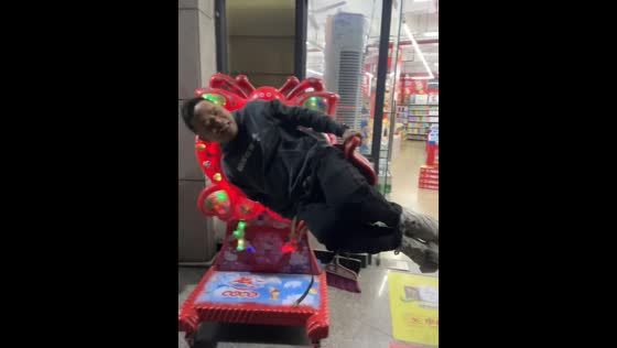 Adult falls from kiddie shaking ride in Fujian, China