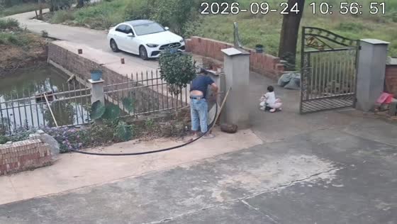 Man quickly rescues girl after she falls into a ditch in Hunan, China