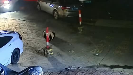 Woman trips and falls after rushing to car in Guangzhou, China