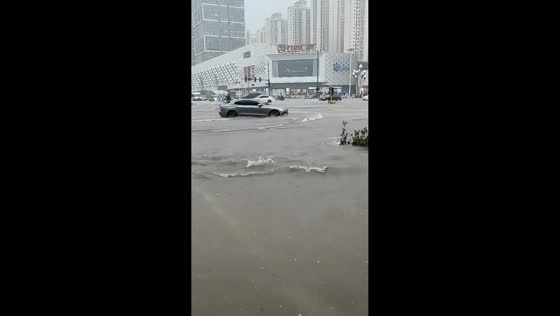 Deep floodwater engulfs busy intersection in Mohan, China