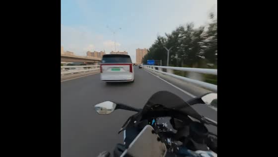 Motorcyclist crashes while overtaking vehicles in Shanxi, China