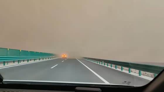 Massive sandstorm causes zero visibility on road in Zhejiang, China