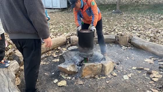 Outdoor chicken roasting activity delights children in Shandong, China