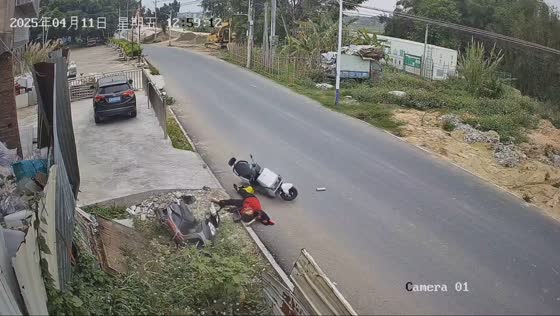 Motorcyclist crashes into parked motorcycle and falls unconscious in Guangdong, China