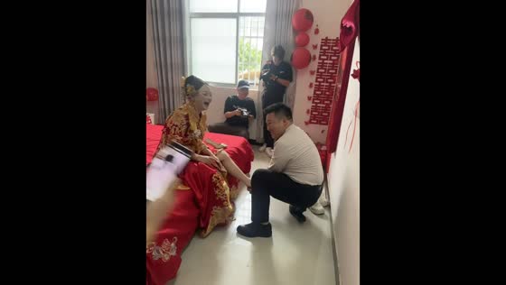 Groom’s shoe sole falls apart during traditional Chinese wedding game in Shanghai, China
