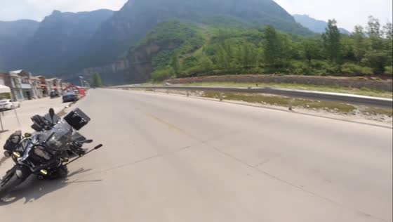 Risky motorcycle maneuver leads to road incident in Henan, China