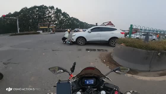 SUV and scooter collide at intersection in Guangdong, China