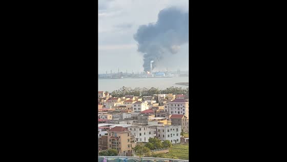 Intense factory blaze sends thick smoke over Fujian coast, China