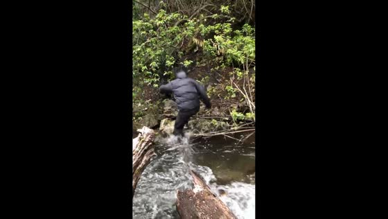 Man falls while crossing a river in San Carlos de Bariloche, Argentina