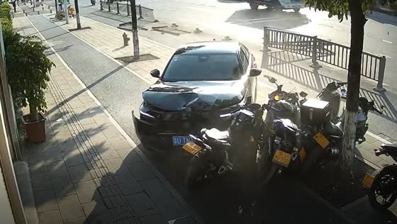 Car accident damages four motorcycles in Guangdong Province